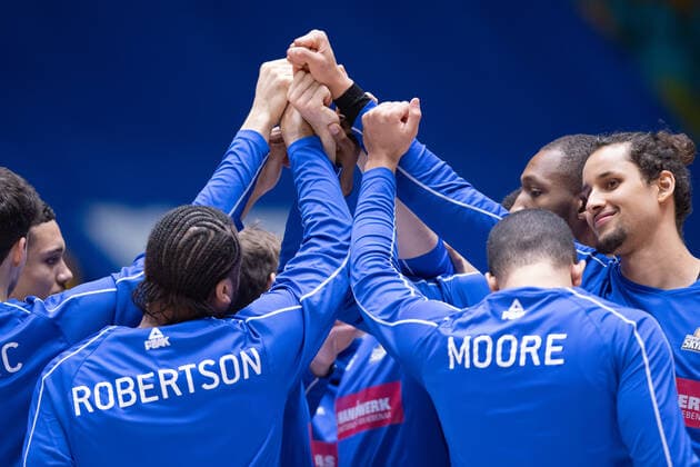 Fraport Skyliners - HAKRO Merlins Crailsheim, easyCredit BBL Michael Kessens (Fraport Skyliners, 2, rechts) und seine Mitspieler im Mannschaftskreis. Basketball-Spiel der easyCredit BBL zwischen den Fraport Skyliners und HAKRO Merlins Crailsheim am 4. April 2021 in der Fraport-Arena in Frankfurt am Main., Frankfurt am Main Hessen Deutschland Fraport-Arena