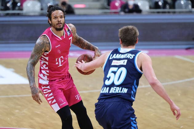 GER, Easycredit BBL, Telekom Baskets Bonn vs. Alba Berlin 04.04.2021, Telekom Dome, Bonn, GER, Easycredit BBL, Telekom Baskets Bonn vs. Alba Berlin, im Bild: Chris Babb (Telekom Bonn 7), im Zweikampf gegen Ben Lammers (Alba Berlin 50),