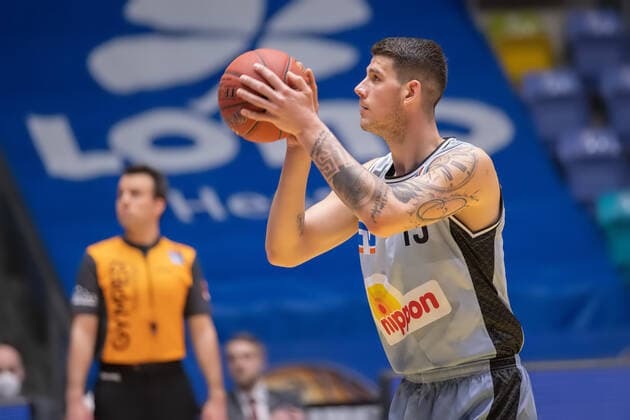 Fraport Skyliners - HAKRO Merlins Crailsheim, easyCredit BBL Bogdan Radosavljevic (Crailsheim, 15) beim Freiwurf. Basketball-Spiel der easyCredit BBL zwischen den Fraport Skyliners und HAKRO Merlins Crailsheim am 4. April 2021 in der Fraport-Arena in Frankfurt am Main., Frankfurt am Main Hessen Deutschland Fraport-Arena