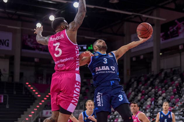easyCredit BBL, Telekom Baskets Bonn vs. Alba Berlin, 04.04.2021 Peyton Siva (Alba Berlin 3). James Thompson IV (Telekom Baskets Bonn 3), easyCredit BBL, Telekom Baskets Bonn vs. Alba Berlin am 04.04.2021 im Telekom Dome, Bonn (Nordrhein-Westfalen) Copyright: xBEAUTIFULxSPORTS Mueller-Laschetx