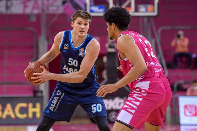 easyCredit BBL, Telekom Baskets Bonn vs. Alba Berlin, 04.04.2021 Ben Lammers (Alba Berlin 50), Gabriel de Oliveira (Telekom Baskets Bonn 22), easyCredit BBL, Telekom Baskets Bonn vs. Alba Berlin am 04.04.2021 im Telekom Dome, Bonn (Nordrhein-Westfalen) Copyright: xBEAUTIFULxSPORTS Mueller-Laschetx