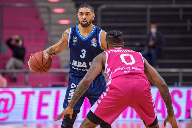 easyCredit BBL, Telekom Baskets Bonn vs. Alba Berlin, 04.04.2021 Peyton Siva (Alba Berlin 3), Alex Hamilton (Telekom Baskets Bonn 0), easyCredit BBL, Telekom Baskets Bonn vs. Alba Berlin am 04.04.2021 im Telekom Dome, Bonn (Nordrhein-Westfalen) Copyright: xBEAUTIFULxSPORTS Mueller-Laschetx