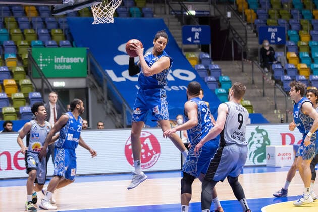 Fraport Skyliners - HAKRO Merlins Crailsheim, easyCredit BBL Rebound von Michael Kessens (Fraport Skyliners, 2). Basketball-Spiel der easyCredit BBL zwischen den Fraport Skyliners und HAKRO Merlins Crailsheim am 4. April 2021 in der Fraport-Arena in Frankfurt am Main., Frankfurt am Main Hessen Deutschland Fraport-Arena