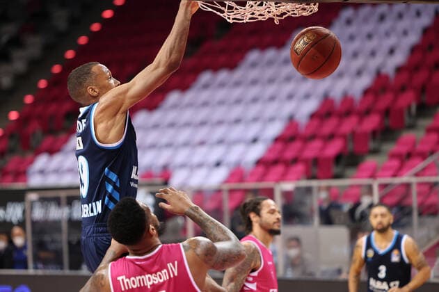 GER, Easycredit BBL, Telekom Baskets Bonn vs. Alba Berlin 04.04.2021, Telekom Dome, Bonn, GER, Easycredit BBL, Telekom Baskets Bonn vs. Alba Berlin, im Bild: Louis Olinde (Alba Berlin 19), mit einem Korb