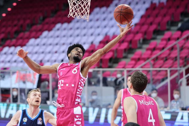 GER, Easycredit BBL, Telekom Baskets Bonn vs. Alba Berlin 04.04.2021, Telekom Dome, Bonn, GER, Easycredit BBL, Telekom Baskets Bonn vs. Alba Berlin, im Bild: Jalen Hudson (Telekom Bann 6), am Korb