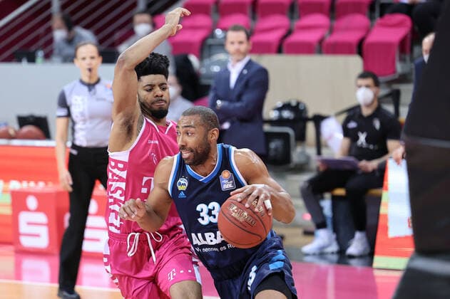GER, Easycredit BBL, Telekom Baskets Bonn vs. Alba Berlin 04.04.2021, Telekom Dome, Bonn, GER, Easycredit BBL, Telekom Baskets Bonn vs. Alba Berlin, im Bild: Jayson Granger (Alba Berlin 33), im Zweikampf gegen Jalen Hudson (Telekom Bann 6),