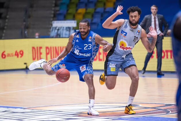 Sport Themen der Woche KW13 Sport Bilder des Tages Fraport Skyliners - HAKRO Merlins Crailsheim, easyCredit BBL Quantez Robertson (Fraport Skyliners, 23, links) ist nach einem Rempler von Jermaine Haley Jr. (Crailsheim, 10) ins Stolpern geraten. Basketball-Spiel der easyCredit BBL zwischen den Fraport Skyliners und HAKRO Merlins Crailsheim am 4. April 2021 in der Fraport-Arena in Frankfurt am Main., Frankfurt am Main Hessen Deutschland Fraport-Arena