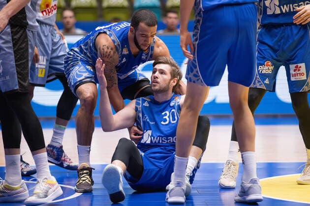 Fraport Skyliners - HAKRO Merlins Crailsheim, easyCredit BBL Der gestuerzte Jon Axel Gudmundsson (Fraport Skyliners, 30) bekommt von seinen Teamkollegen (hier Rasheed Moore (Fraport Skyliners, 20)) Hilfe. Basketball-Spiel der easyCredit BBL zwischen den Fraport Skyliners und HAKRO Merlins Crailsheim am 4. April 2021 in der Fraport-Arena in Frankfurt am Main., Frankfurt am Main Hessen Deutschland Fraport-Arena