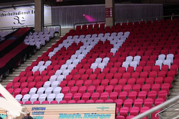 GER, Easycredit BBL, Telekom Baskets Bonn vs. Alba Berlin 04.04.2021, Telekom Dome, Bonn, GER, Easycredit BBL, Telekom Baskets Bonn vs. Alba Berlin, im Bild: leere Sitzplätze