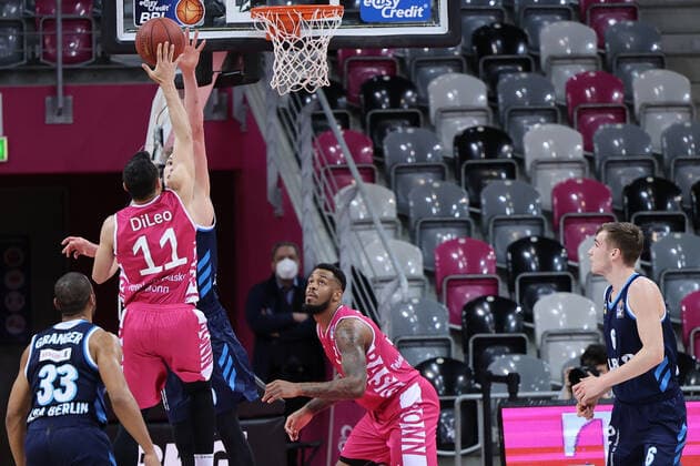 GER, Easycredit BBL, Telekom Baskets Bonn vs. Alba Berlin 04.04.2021, Telekom Dome, Bonn, GER, Easycredit BBL, Telekom Baskets Bonn vs. Alba Berlin, im Bild: Anthony DiLeo (Telekom Bonn 11), mit einem Korb