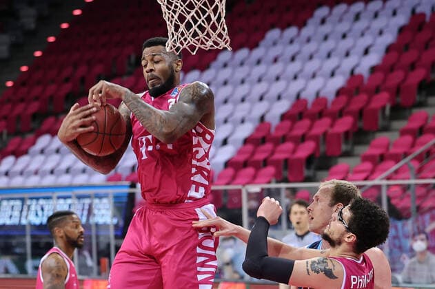 GER, Easycredit BBL, Telekom Baskets Bonn vs. Alba Berlin 04.04.2021, Telekom Dome, Bonn, GER, Easycredit BBL, Telekom Baskets Bonn vs. Alba Berlin, im Bild: James Thompson IV (Telekom Bonn 3), am Korb