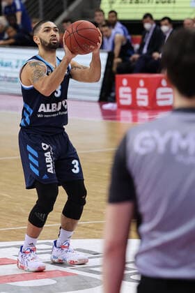 GER, Easycredit BBL, Telekom Baskets Bonn vs. Alba Berlin 04.04.2021, Telekom Dome, Bonn, GER, Easycredit BBL, Telekom Baskets Bonn vs. Alba Berlin, im Bild: Freiwurf Peyton Siva (Alba Berlin 3),