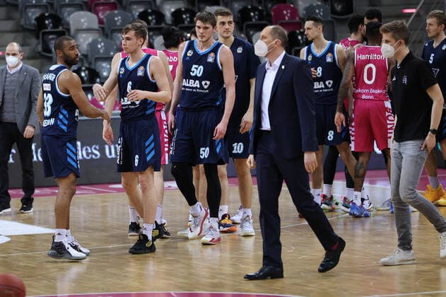 GER, Easycredit BBL, Telekom Baskets Bonn vs. Alba Berlin 04.04.2021, Telekom Dome, Bonn, GER, Easycredit BBL, Telekom Baskets Bonn vs. Alba Berlin, im Bild: Verabschiedung Berlin
