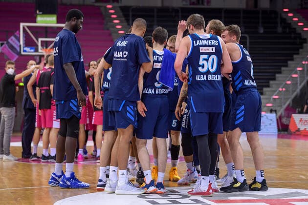 easyCredit BBL, Telekom Baskets Bonn vs. Alba Berlin, 04.04.2021 Schlussjubel von Alba nach dem 75:80 Sieg gegen Bonn, easyCredit BBL, Telekom Baskets Bonn vs. Alba Berlin am 04.04.2021 im Telekom Dome, Bonn (Nordrhein-Westfalen) Copyright: xBEAUTIFULxSPORTS Mueller-Laschetx