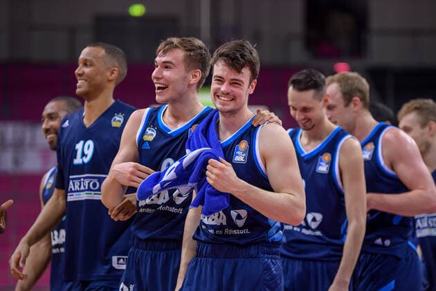 easyCredit BBL, Telekom Baskets Bonn vs. Alba Berlin, 04.04.2021 Jubel über den Sieg von Louis Olinde (Alba Berlin 19), Jonas Mattisseck (Alba Berlin 9), easyCredit BBL, Telekom Baskets Bonn vs. Alba Berlin am 04.04.2021 im Telekom Dome, Bonn (Nordrhein-Westfalen) Copyright: xBEAUTIFULxSPORTS Mueller-Laschetx