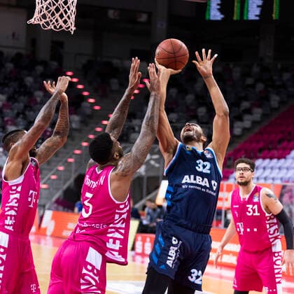 Bonn, 04.04.21: Jayson Granger (Berlin, re.) gegen James Thompson (Bonn, li.) im Basketball Bundesliga Spiel Telekom Baskets Bonn vs. Alba Berlin.