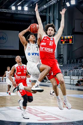 links 07 Kameron Taylor (Hamburg Towers) rechts Michele Vitali (Brose Bamberg, 31) Brose Bamberg - Hamburg Towers - easyCredit-BBL - Basketball Bundesliga - Basketball Saison 2020 21 - 26. Spieltag, 04.04.2021 Bamberg, Brose Arena Copyright: DanielxLöb