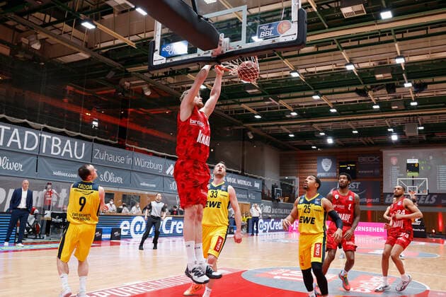 04.04.2021, Basketball, BBL 2020 2021, 26. Spieltag, s.Oliver Wuerzburg - EWE Baskets Oldenburg, GER, Wuerzburg, s.Oliver Arena, Bild: v. li. Karsten Tadda (EWE Baskets Oldenburg), Jonas Weitzel (s.Oliver Wuerzburg), Philipp Schwethelm (EWE Baskets Oldenburg), Phil Pressey (EWE Baskets Oldenburg), Perry Jones III (s.Oliver Wuerzburg) und Cameron Hunt (s.Oliver Wuerzburg) Copyright: HMBxMedia xHeikoxBecker