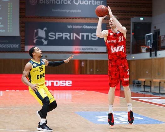 04.04.2021, Basketball, BBL 2020 2021, 26. Spieltag, s.Oliver Wuerzburg - EWE Baskets Oldenburg, GER, Wuerzburg, s.Oliver Arena, Bild: v. li. Phil Pressey (EWE Baskets Oldenburg) und Florian Koch (s.Oliver Wuerzburg) Copyright: HMBxMedia xHeikoxBecker