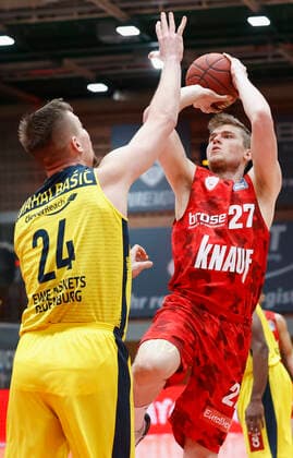 04.04.2021, Basketball, BBL 2020 2021, 26. Spieltag, s.Oliver Wuerzburg - EWE Baskets Oldenburg, GER, Wuerzburg, s.Oliver Arena, Bild: v. li. Rasid Mahalbasic (EWE Baskets Oldenburg) und Jonas Weitzel (s.Oliver Wuerzburg) Copyright: HMBxMedia xHeikoxBecker