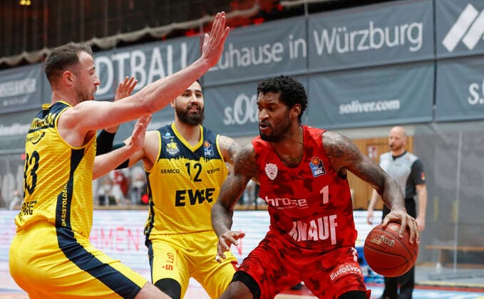 04.04.2021, Basketball, BBL 2020 2021, 26. Spieltag, s.Oliver Wuerzburg - EWE Baskets Oldenburg, GER, Wuerzburg, s.Oliver Arena, Bild: v. li. Philipp Schwethelm (EWE Baskets Oldenburg), Martin Breuning (EWE Baskets Oldenburg) und Perry Jones III (s.Oliver Wuerzburg) Copyright: HMBxMedia xHeikoxBecker