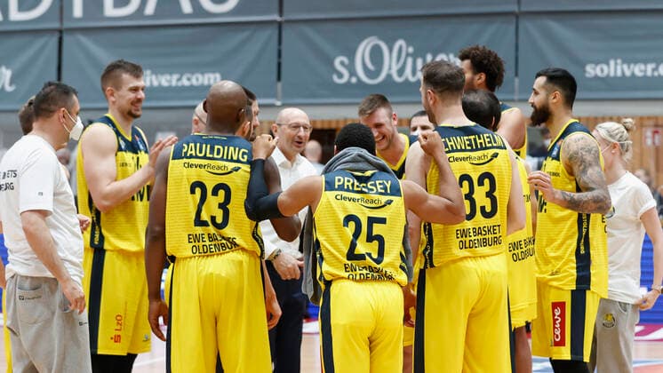 04.04.2021, Basketball, BBL 2020 2021, 26. Spieltag, s.Oliver Wuerzburg - EWE Baskets Oldenburg, GER, Wuerzburg, s.Oliver Arena, Bild: Mannschaftskreis von Oldenburg Copyright: HMBxMedia xHeikoxBecker