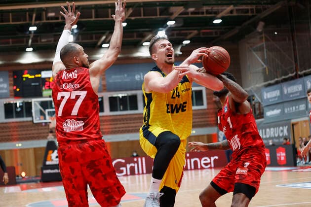 04.04.2021, Basketball, BBL 2020 2021, 26. Spieltag, s.Oliver Wuerzburg - EWE Baskets Oldenburg, GER, Wuerzburg, s.Oliver Arena, Bild: v. li. Alex King (s.Oliver Wuerzburg), Rasid Mahalbasic (EWE Baskets Oldenburg) und Perry Jones III (s.Oliver Wuerzburg) Copyright: HMBxMedia xHeikoxBecker
