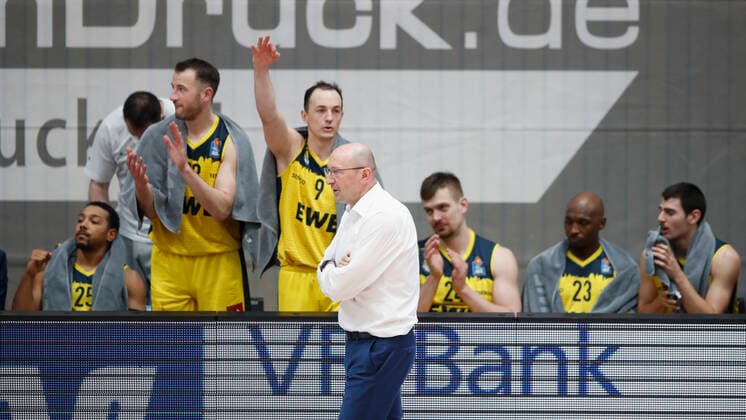 04.04.2021, Basketball, BBL 2020 2021, 26. Spieltag, s.Oliver Wuerzburg - EWE Baskets Oldenburg, GER, Wuerzburg, s.Oliver Arena, Bild: Jubel auf der Oldenburger Bank um Headcoach: Mladen Drijencic (EWE Baskets Oldenburg) Copyright: HMBxMedia xHeikoxBecker