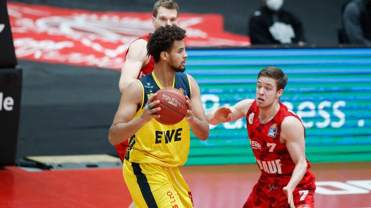 04.04.2021, Basketball, BBL 2020 2021, 26. Spieltag, s.Oliver Wuerzburg - EWE Baskets Oldenburg, GER, Wuerzburg, s.Oliver Arena, Bild: v. li. Norris Agbakoko (EWE Baskets Oldenburg) und Nils Hassfurther (s.Oliver Wuerzburg) Copyright: HMBxMedia xHeikoxBecker