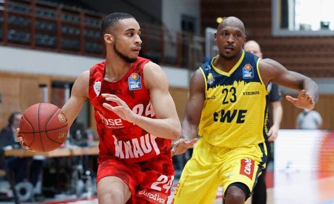 04.04.2021, Basketball, BBL 2020 2021, 26. Spieltag, s.Oliver Wuerzburg - EWE Baskets Oldenburg, GER, Wuerzburg, s.Oliver Arena, Bild: v. li. Cameron Hunt (s.Oliver Wuerzburg) und Rickey Paulding (EWE Baskets Oldenburg) Copyright: HMBxMedia xHeikoxBecker