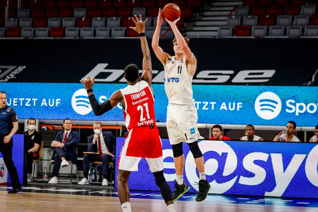 rechts 11 Maik Kotsar (Hamburg Towers) links Shevon Thompson (Brose Bamberg, 27) Brose Bamberg - Hamburg Towers - easyCredit-BBL - Basketball Bundesliga - Basketball Saison 2020 21 - 26. Spieltag, 04.04.2021 Bamberg, Brose Arena Copyright: DanielxLöb
