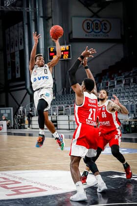 links 00 T.J. Shorts (Hamburg Towers) rechts Shevon Thompson (Brose Bamberg, 27) Brose Bamberg - Hamburg Towers - easyCredit-BBL - Basketball Bundesliga - Basketball Saison 2020 21 - 26. Spieltag, 04.04.2021 Bamberg, Brose Arena Copyright: DanielxLöb