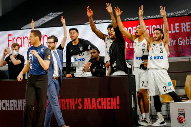 vlnr Miguel Zapata (Co-Trainer Hamburg Towers) 26 Marvin Ogunsipe(Hamburg Towers) 06 Osaro Jürgen Rich (Hamburg Towers) 44 Bryce Taylor (Hamburg Towers) 07 Kameron Taylor (Hamburg Towers) 03 Maximilian DiLeo (Hamburg Towers) Brose Bamberg - Hamburg Towers - easyCredit-BBL - Basketball Bundesliga - Basketball Saison 2020 21 - 26. Spieltag, 04.04.2021 Bamberg, Brose Arena Copyright: DanielxLöb