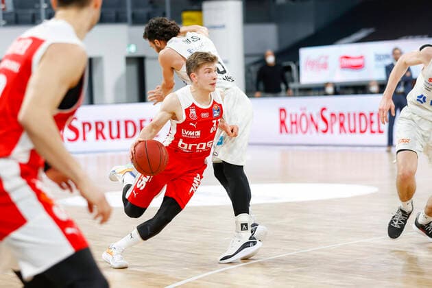 vorne Bennet Hundt (Brose Bamberg, 33) Brose Bamberg - Hamburg Towers - easyCredit-BBL - Basketball Bundesliga - Basketball Saison 2020 21 - 26. Spieltag, 04.04.2021 Bamberg, Brose Arena Copyright: DanielxLöb