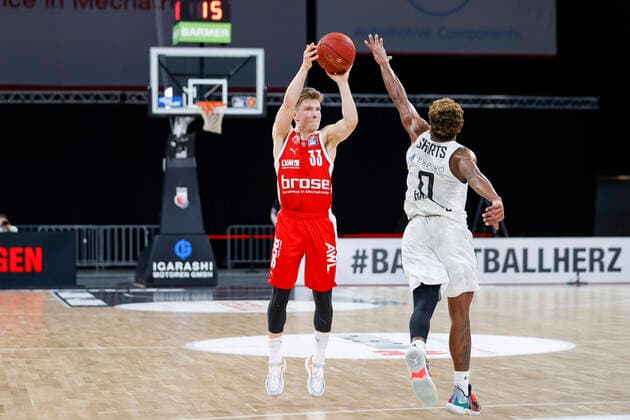 links Bennet Hundt (Brose Bamberg, 33) rechts 00 T.J. Shorts (Hamburg Towers) Brose Bamberg - Hamburg Towers - easyCredit-BBL - Basketball Bundesliga - Basketball Saison 2020 21 - 26. Spieltag, 04.04.2021 Bamberg, Brose Arena Copyright: DanielxLöb