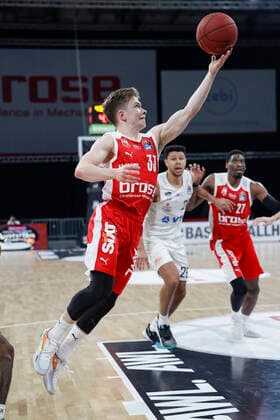 vorne Bennet Hundt (Brose Bamberg, 33) Brose Bamberg - Hamburg Towers - easyCredit-BBL - Basketball Bundesliga - Basketball Saison 2020 21 - 26. Spieltag, 04.04.2021 Bamberg, Brose Arena Copyright: DanielxLöb