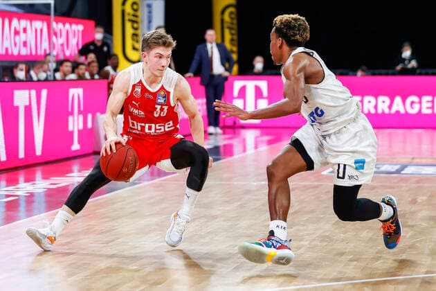 links Bennet Hundt (Brose Bamberg, 33) rechts 00 T.J. Shorts (Hamburg Towers) Brose Bamberg - Hamburg Towers - easyCredit-BBL - Basketball Bundesliga - Basketball Saison 2020 21 - 26. Spieltag, 04.04.2021 Bamberg, Brose Arena Copyright: DanielxLöb