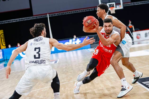 Mitte Kenneth Ogbe (Brose Bamberg, 25) links 03 Maximilian DiLeo (Hamburg Towers) rechts 07 Kameron Taylor (Hamburg Towers) Brose Bamberg - Hamburg Towers - easyCredit-BBL - Basketball Bundesliga - Basketball Saison 2020 21 - 26. Spieltag, 04.04.2021 Bamberg, Brose Arena Copyright: DanielxLöb