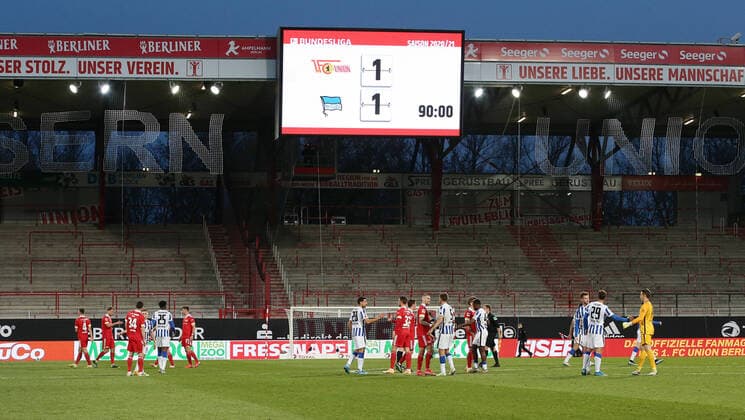 Bilder des Jahres 2021, Sport 04 April Sport Themen der Woche KW13 Anzeigetafel mit Endergebnis 1:1 Unentschieden Fußball Fussball DFL Bundesliga Herren Saison 2020 2021 04.04.2021 1.FC Union Berlin FCU vs. Hertha BSC Berlin Geisterspiel wegen Corona Covid 19 Derby Stadtderby Ortsderby DFL regulations prohibit any use of photographs as image sequences and or quasi-video. *** Scoreboard with final result 1 1 Draw Sports Football Soccer DFL Bundesliga Men Season 2020 2021 04 04 2021 1 FC Union Berlin FCU vs Hertha BSC Berlin Geisterspiel wegen Corona Covid 19 Derby Stadtderby Ortsderby DFL regulations prohibit any use of photographs as image sequences and or quasi video