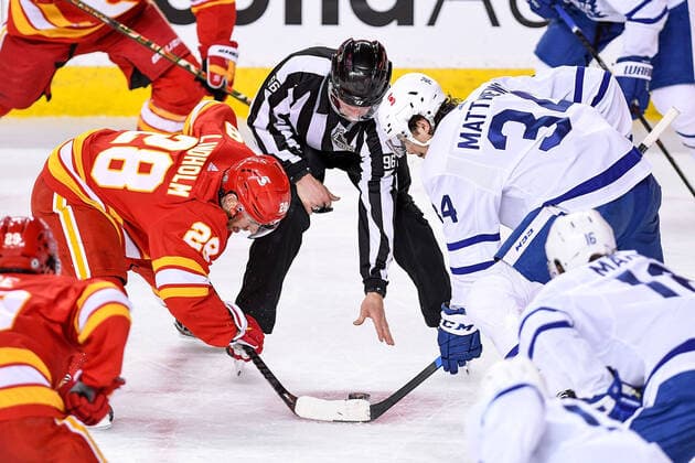 Bilder des Jahres 2021, Sport 04 April Sport Themen der Woche KW13 Sport Bilder des Tages CALGARY, AB - APRIL 04: Calgary Flames Center Elias Lindholm (28) and Toronto Maple Leafs Center Auston Matthews (34) take a face-off during the first period of an NHL, Eishockey Herren, USA game where the Calgary Flames hosted the Toronto Maple Leafs on April 4, 2021, at the Scotiabank Saddledome in Calgary, AB. (Photo by Brett Holmes Icon Sportswire) NHL: APR 04 Maple Leafs at Flames Icon210404023