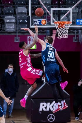 Bonn, 04.04.21: James Thompson (Bonn, li.) gegen Ben Lammers (Berlin) im Basketball Bundesliga Spiel Telekom Baskets Bonn vs. Alba Berlin.