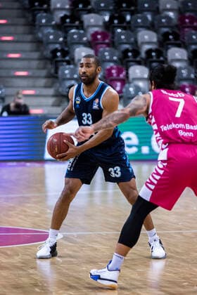 Bonn, 04.04.21: Jayson Granger (berlin) gegen Chris Babb (Bonn) im Basketball Bundesliga Spiel Telekom Baskets Bonn vs. Alba Berlin.
