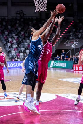 Bonn, 04.04.21: Johannes Thiemann (Berlin, li.) gegen James Thompson (Bonn) im Basketball Bundesliga Spiel Telekom Baskets Bonn vs. Alba Berlin.
