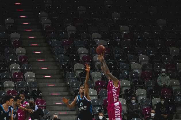 Bonn, 04.04.21: Leere Zuschauerränge, Chris Babb (Bobb) beim Wurf im Basketball Bundesliga Spiel Telekom Baskets Bonn vs. Alba Berlin.