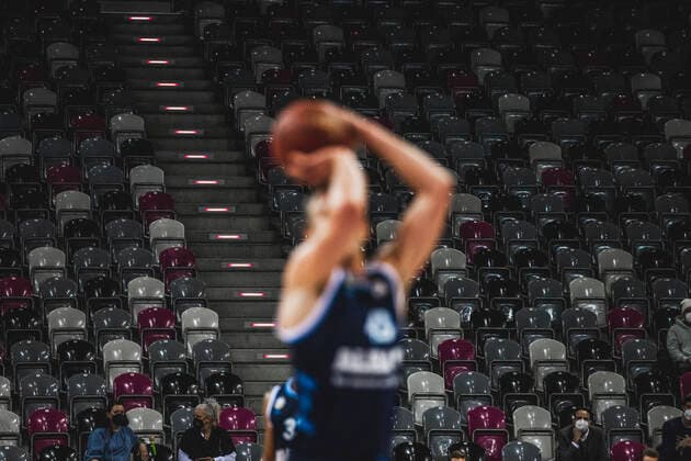 Bonn, 04.04.21: Leere Zuschauerränge, Luke Sikma (Berlin) beim Freiwurf im Basketball Bundesliga Spiel Telekom Baskets Bonn vs. Alba Berlin.