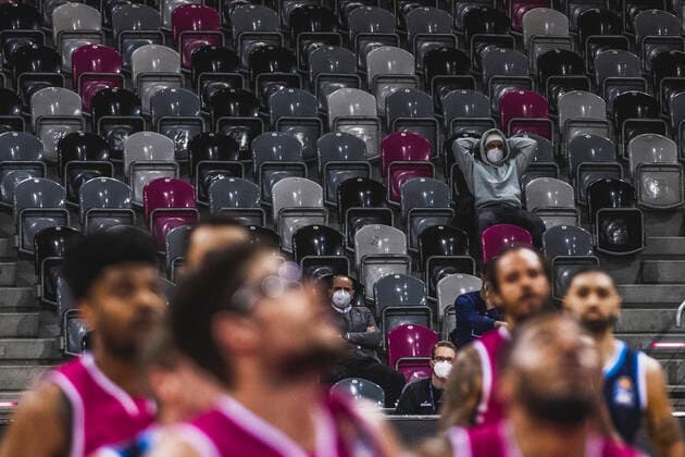 Bonn, 04.04.21: Leere Zuschauerränge, vereinzelt Leute mit Gesichtsmaske im Basketball Bundesliga Spiel Telekom Baskets Bonn vs. Alba Berlin.