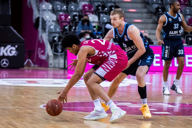 Bonn, 04.04.21: Gabriel De Oliveira (Bonn) gegen Niels Giffey (Berlin) im Basketball Bundesliga Spiel Telekom Baskets Bonn vs. Alba Berlin.