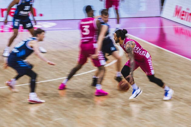 Bonn, 04.04.21: Chris Babb (Bonn) am Ball im Basketball Bundesliga Spiel Telekom Baskets Bonn vs. Alba Berlin.