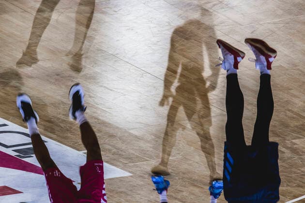 Bonn, 04.04.21: Beine und Schatten der Basketball Spieler, wo ist oben und wo unten? im Basketball Bundesliga Spiel Telekom Baskets Bonn vs. Alba Berlin.
