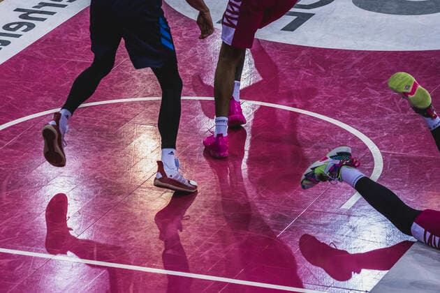 Bonn, 04.04.21: Basketballschuhe, und ein bisschen magenta im Basketball Bundesliga Spiel Telekom Baskets Bonn vs. Alba Berlin.